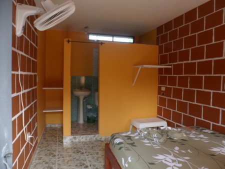 otra habitacion de pareja.tv ventilador y baño privado.